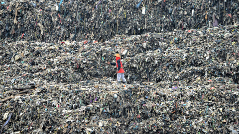 Vertedero de Bantar Gebang, en Bekasi, Bakarta, en noviembre de 2015. BAY ISMOYO / AFP Vertedero de Bantar Gebang, en Bekasi, Bakarta, en noviembre de 2015. BAY ISMOYO / AFP