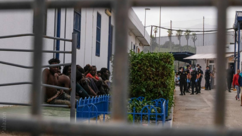 Varios de los migrantes que han solicitado protección internacional tras saltar el domingo la valla de Melilla esperan en el Centro de Estacia Temporal de Inmigrantes de la ciudad. -JOSÉ PALAZÓN/PRODEIN Varios de los migrantes que han solicitado protección internacional tras saltar el domingo la valla de Melilla esperan en el Centro de Estacia Temporal de Inmigrantes de la ciudad. -JOSÉ PALAZÓN/PRODEIN