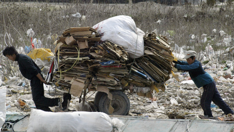 Vertedero de Bishkek, en Kirguistán, en marzo de 2005. VIKTOR DRACHEV / AFP Vertedero de Bishkek, en Kirguistán, en marzo de 2005. VIKTOR DRACHEV / AFP