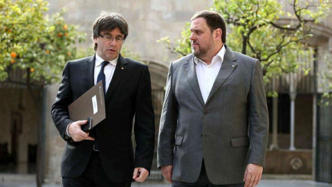 El presidente de la Generalitat, Carles Puigdemont y el vicepresidente Oriol Junqueras (derecha), a su llegada a la reunión semanal del ejecutivo catalán. / TONI ALBIR (EFE) El presidente de la Generalitat, Carles Puigdemont y el vicepresidente Oriol Junqueras (derecha), a su llegada a la reunión semanal del ejecutivo catalán. / TONI ALBIR (EFE)