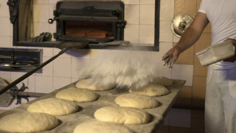 La harina vuela sobre los panes antes de entrar en el horno. - Gema Rodrigo La harina vuela sobre los panes antes de entrar en el horno. - Gema Rodrigo