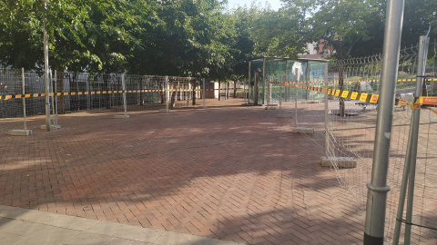 Les tanques que envolten l'espai on dormien persones migrades. ESPERANZA ESCRIBANO Les tanques que envolten l'espai on dormien persones migrades. ESPERANZA ESCRIBANO