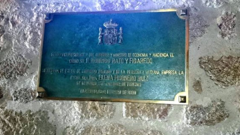 Placa en el Parador Nacional de Tursimo de Plasencia en la que se nombra a Rodrigo Rato. Placa en el Parador Nacional de Tursimo de Plasencia en la que se nombra a Rodrigo Rato.