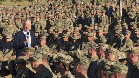 El secretario de Defensa Jim Mattis habla con las tropas en una sala de cine al aire libre en Guantánamo, Cuba, el jueves 21 de diciembre de 2017. La visita no anunciada ha sido la primera realizada por un secretario de defensa desde que Do