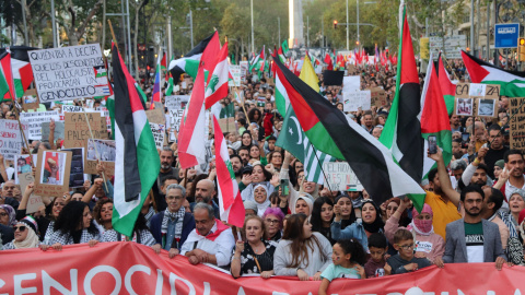 Milers de persones es manifesten a Barcelona sota el lema "Aturem el genocidi a Palestina". Milers de persones es manifesten a Barcelona sota el lema "Aturem el genocidi a Palestina".