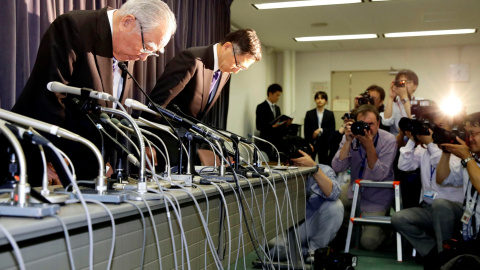 El presidente de Suzuki y CEO Osamu Suzuki ( Izq ) durante una conferencia de prensa en Tokio , Japón.- REUTERS El presidente de Suzuki y CEO Osamu Suzuki ( Izq ) durante una conferencia de prensa en Tokio , Japón.- REUTERS