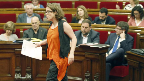 La diputada de la CUP, Eulalia Reguant, se dirige a la tribuna de oradores en el debate en el Parlament de Cataluña de las enmiendas a la ley de Presupuestos, a los que la CUP ya ha confirmado su rechazo, una decisión que impide la aprobaci La diputada de la CUP, Eulalia Reguant, se dirige a la tribuna de oradores en el debate en el Parlament de Cataluña de las enmiendas a la ley de Presupuestos, a los que la CUP ya ha confirmado su rechazo, una decisión que impide la aprobaci