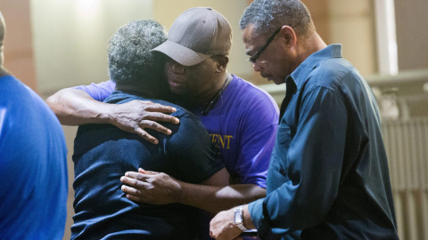 Asistentes de una iglesia conversan entre ellos cerca del lugar. EFE/Richard Ellis Asistentes de una iglesia conversan entre ellos cerca del lugar. EFE/Richard Ellis