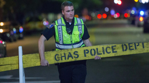 Un policía cierra la calle en el lugar de los hechos. EFE/Richard Ellis Un policía cierra la calle en el lugar de los hechos. EFE/Richard Ellis