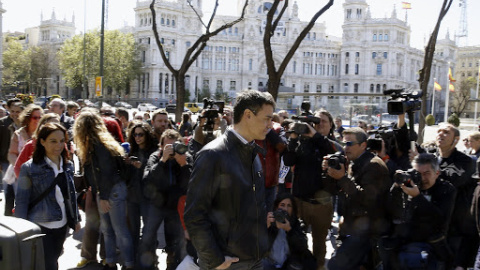 Pedro Sánchez por las calles de Madrid. EFE