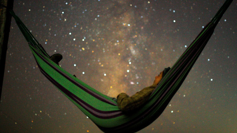 Una mujer observa la lluvia de perseidas en el cielo de Macedonia | Reuters Una mujer observa la lluvia de perseidas en el cielo de Macedonia | Reuters