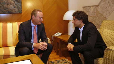 El líder del PP valenciano junto con el presidente de Les Corts, Francesc Colomer, durante la reunión que han mantenido hoy. EFE El líder del PP valenciano junto con el presidente de Les Corts, Francesc Colomer, durante la reunión que han mantenido hoy. EFE
