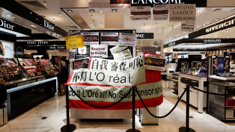 Pancartas colocadas por  manifestantes en un puesto de la marca de lujo de maquillaje Lancome en un centro comercial en Hong Kong. REUTERS / Bobby Yip