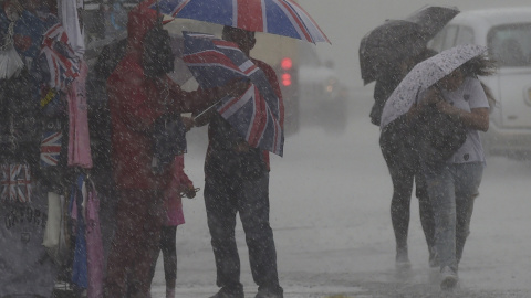Ciudadanos se protegen de la intensa lluvia de Londres, Reino Unido. REUTERS/Toby Melville