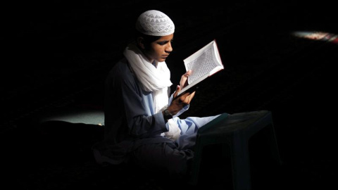 Un hombre lee el Corán en una mezquita durante el mes del Ramadán en Peshawar, Pakistán. EFE/Bilawal Arbab