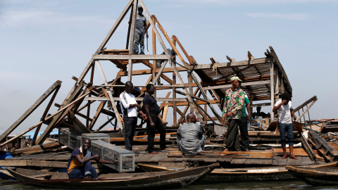 Trabajadores desmantelan la escuela flotante de Makoko después de que se derrumbase en la comunidad pesquera de Makoko en la laguna de Lagos, Nigeria. REUTERS / Akintunde Akinleye