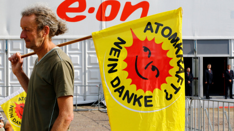 Un activista anti energía nuclear porta una bandera que dice "Energía nuclear - No Gracias" en Essen, Alemania. REUTERS/Wolfgang Rattay