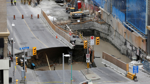 Los trabajadores de emergencia miran un gran deslizamiento de tierra en Ottawa,Ontario, Canadá. REUTERS / Chris Wattie
