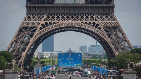 Vista general de la zona de aficionados instalada junto a la torre Eiffel, en París, Francia. EFE/Jeremy Lempin