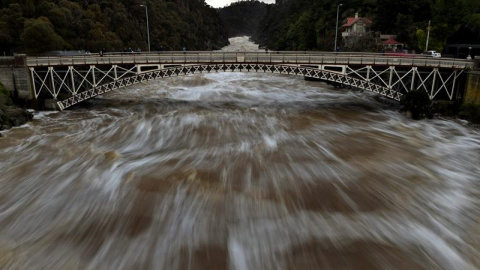Vista de la crecida de las aguas a su paso por Cataract Gorge en la ciudad de Launceston, Tasmania (Australia). EFE/Dean Lewis