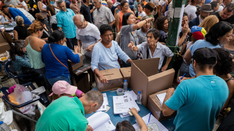 Ciudadanos asisten a votar en las elecciones primarias de la oposición, en Caracas. Ciudadanos asisten a votar en las elecciones primarias de la oposición, en Caracas.
