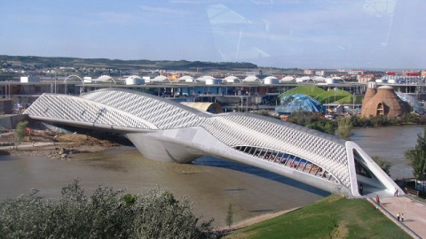 El pabellón puente, diseñado por Zaha Hadid, sigue sin acoger el centro de exposiciones que una caja de ahorros se comprometió a instalar en él. El pabellón puente, diseñado por Zaha Hadid, sigue sin acoger el centro de exposiciones que una caja de ahorros se comprometió a instalar en él.
