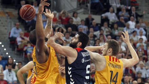 Borousis lucha por un balón con Samuels y Vezenkov durante el partido. EFE/David Aguilar Borousis lucha por un balón con Samuels y Vezenkov durante el partido. EFE/David Aguilar