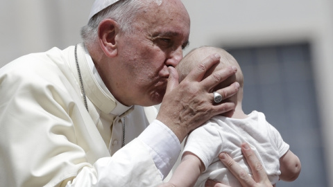 El Papa Francisco besa a un bebé antes de abandonar la Plaza de San Pedro en el Vaticano tras finalizar su audiencia general del miércoles./ REUTERS El Papa Francisco besa a un bebé antes de abandonar la Plaza de San Pedro en el Vaticano tras finalizar su audiencia general del miércoles./ REUTERS