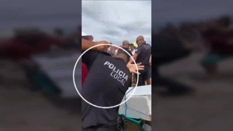 Un vendedor ambulante asesta tres puÃ±aladas al jefe de la PolicÃ­a Local de Punta UmbrÃ­a