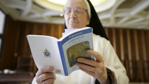 Una monja lee la nueva encíclica del Papa Francisco, llamada 'Laudato Si'./ REUTERS Una monja lee la nueva encíclica del Papa Francisco, llamada 'Laudato Si'./ REUTERS