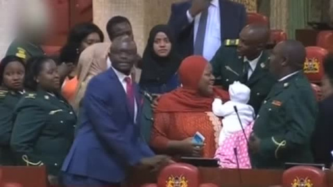 Expulsan a una diputada del Parlamento de Kenia por llevar a su bebé Expulsan a una diputada del Parlamento de Kenia por llevar a su bebé