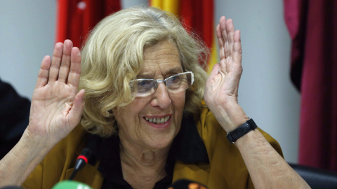 La alcaldesa de Madrid, Manuela Carmena, durante la rueda de prensa que ofreció este miércoles tras la reunión que mantuvo con los trabajadores sociales de las juntas de distrito,su primer acto oficial desde la llegada al cargo./ EFE La alcaldesa de Madrid, Manuela Carmena, durante la rueda de prensa que ofreció este miércoles tras la reunión que mantuvo con los trabajadores sociales de las juntas de distrito,su primer acto oficial desde la llegada al cargo./ EFE