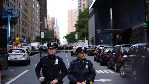 Varios policías acordonan una calle tras la evacuación del edificio Time Warner por el hallazgo de un paquete sospechoso en Nueva York. (JUSTIN LANE | EFE) Varios policías acordonan una calle tras la evacuación del edificio Time Warner por el hallazgo de un paquete sospechoso en Nueva York. (JUSTIN LANE | EFE)