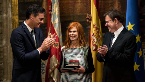 Fotografía de octubre pasado de la exministra de Cultura Carmen Alborch, reconocida con la Alta Distinción de la Generalitat con motivo del 9 d'Octubre, junto al presidente del Gobierno, Pedro Sánchez, y el de la Generalitat, Ximo Puig, dur Fotografía de octubre pasado de la exministra de Cultura Carmen Alborch, reconocida con la Alta Distinción de la Generalitat con motivo del 9 d'Octubre, junto al presidente del Gobierno, Pedro Sánchez, y el de la Generalitat, Ximo Puig, dur