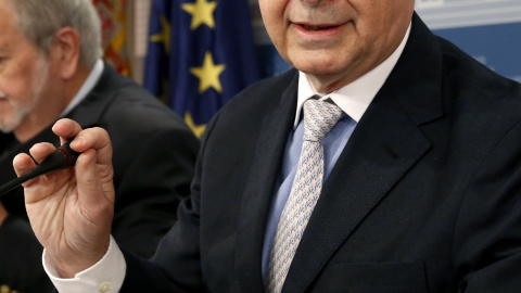 El ministro de Hacienda en funciones, Cristóbal Montoro, durante la rueda de prensa para explicar los acuerdos adoptados por la Comisión Delegada de Asuntos Económicos. EFE/Sergio Barrenechea El ministro de Hacienda en funciones, Cristóbal Montoro, durante la rueda de prensa para explicar los acuerdos adoptados por la Comisión Delegada de Asuntos Económicos. EFE/Sergio Barrenechea