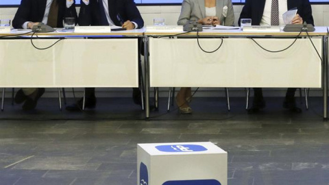 El presidente del Gobierno y del PP, Mariano Rajoy (d), acompañado de la secretaria general, María Dolores de Cospedal (2d); el vicesecretario de Organización, Carlos Floriano (2i) y el portavoz en el Congreso, Rafael Hernando (i), durante El presidente del Gobierno y del PP, Mariano Rajoy (d), acompañado de la secretaria general, María Dolores de Cospedal (2d); el vicesecretario de Organización, Carlos Floriano (2i) y el portavoz en el Congreso, Rafael Hernando (i), durante