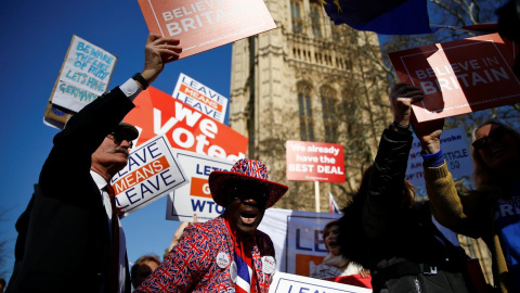 Manifestación de partidarios y de opositores al brexit, delante del Parlamento británico, en Londres. REUTERS/Henry Nicholls