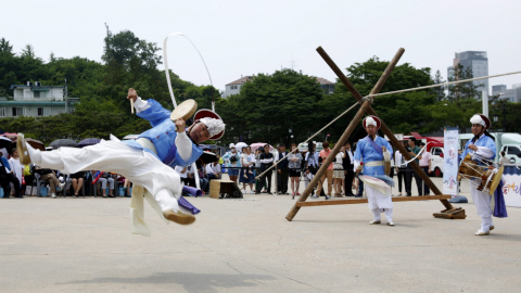 Acróbatas y músicos actúan durante la celebración del Festival Dano en Seúl, Corea del Sur. EFE/Jeon Heon-Kyun