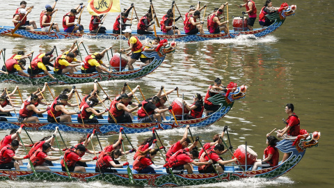 Varias personas reman en barcos de dragón durante la celebración del Festival del Barco de Dragón en Taipei (Taiwán). EFE/Ritchie B. Tongo
