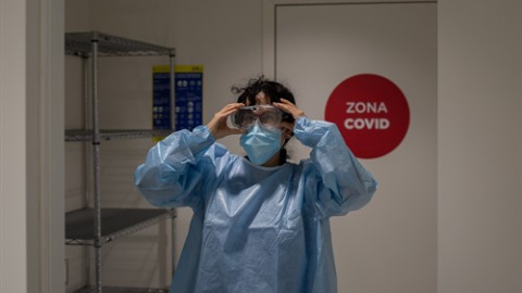 Una profesional sanitaria se viste con un Equipo de Protección Individual (EPI) en el edificio Garbí-Vall de Hebrón, en Barcelona, Catalunya, a 16 de febrero de 2021. Una profesional sanitaria se viste con un Equipo de Protección Individual (EPI) en el edificio Garbí-Vall de Hebrón, en Barcelona, Catalunya, a 16 de febrero de 2021.