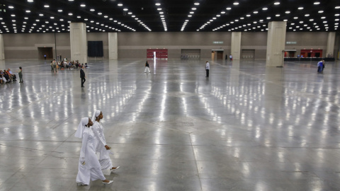 Vista de la llegada de los asistentes para el comienzo de la ceremonia por el rito islámico por la muerte del legendario púgil estadounidense Muhammad Alí en el centro de exposiciones de Kentucky, Louisville, Estados Unidos. EFE/Erik S. Les