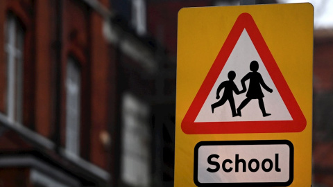 Señal que advierte de la proximidad de un colegio en una calle de Londres. Señal que advierte de la proximidad de un colegio en una calle de Londres.