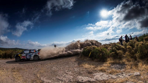El piloto noruego Andreas Mikkelsen (Volkswagen) compite durante el prólogo del Rally de Italia-Cerdeña 2016 en Alghero, Cerdeña, Italia. EFE/Nikos Mitsouras