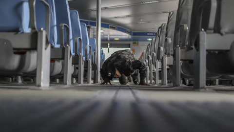 Los miembros de la Unidad de la Brigada Canina de la Policía Militar de Río de Janeiro hacen entrenamiento con los perros para buscar explosivos en los "ferries" anclados en el puerto de Río de Janeiro, Brasil. EFE/ Antonio Lacerda.