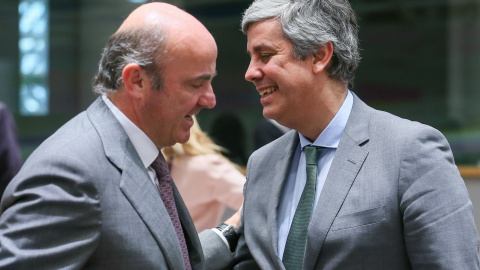 El ministro de Economía, Luís de Guindos, saluda al nuevo presidente del Eurogrupo y ministro de Finanzas portugués, Mário Centeno, antes del inicio de la reunión del Eurogrupo en Bruselas (Bélgica). EFE/ Stephanie Lecocq El ministro de Economía, Luís de Guindos, saluda al nuevo presidente del Eurogrupo y ministro de Finanzas portugués, Mário Centeno, antes del inicio de la reunión del Eurogrupo en Bruselas (Bélgica). EFE/ Stephanie Lecocq