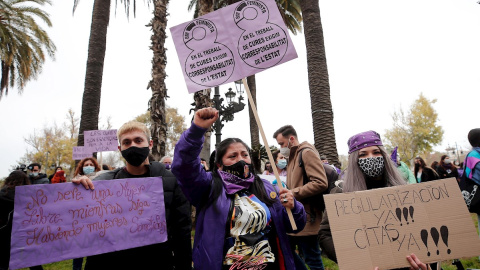 Integrantes de la Assemblea Feminista de València reivindican la regularización para los migrantes con la llamada "Migrar és un dret humà. Regularització ja!" ante la Delegación del Gobierno