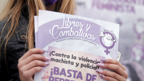 Una joven durante la protesta ante el ayuntamiento con motivo del Día de la Mujer convocada por el Sindicat de Estudiants.