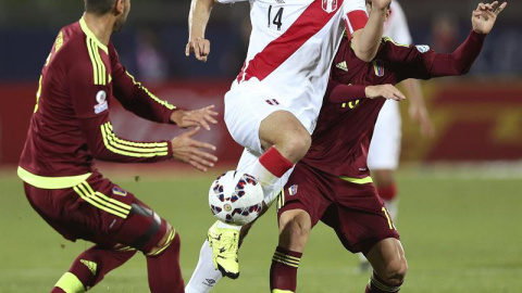 El delantero peruano Claudio Pizarro (c) con el balón ante los jugadores venezolanos Luis Manuel Seijas (d) y Gabriel Alejandro Cichero (i). /EFE El delantero peruano Claudio Pizarro (c) con el balón ante los jugadores venezolanos Luis Manuel Seijas (d) y Gabriel Alejandro Cichero (i). /EFE