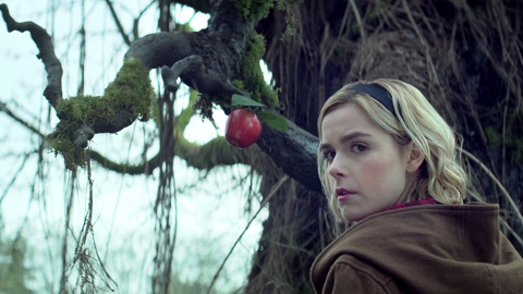 Netflix estrena el remake de ‘Sabrina’ con una vuelta de tuerca tan interesante como tenebrosa. Netflix estrena el remake de ‘Sabrina’ con una vuelta de tuerca tan interesante como tenebrosa.