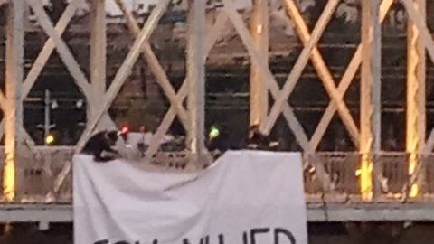 Tres hombres despliegan un cartel en el Puente Nuevo, en Murcia, asegurando: "Soy mujer y no me representan" Tres hombres despliegan un cartel en el Puente Nuevo, en Murcia, asegurando: "Soy mujer y no me representan"